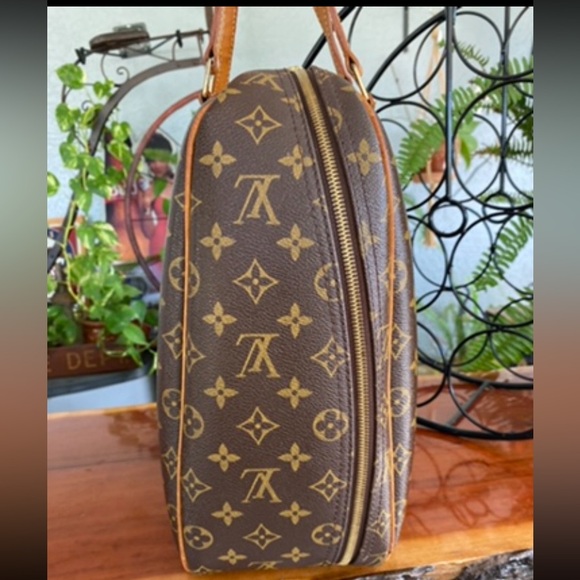 Louis Vuitton Excursion Bag - Picture 4 of 15